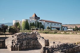 Vista general de la bodega, con las ruinas del hospital de peregrinos San Juan de Acre en primer término.