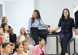 Los niños del CEIP Entresotos han cantando la canción 'Ama, ama, ama y ensancha el alma' de Extremoduro, en presencia de la reina Letizia.