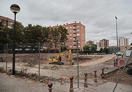 Maquinaria de obra en la parcela entre Garcilaso de la Vega y Piqueras, ayer viernes.