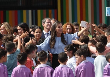 La Reina, como una profesora más en Rincón de Soto