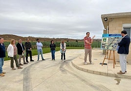 Manzanos visitó las instalaciones con representantes municipales.