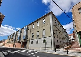 Fachada de la residencia de ancianos de Cervera desde la travesía (avenida de La Rioja).