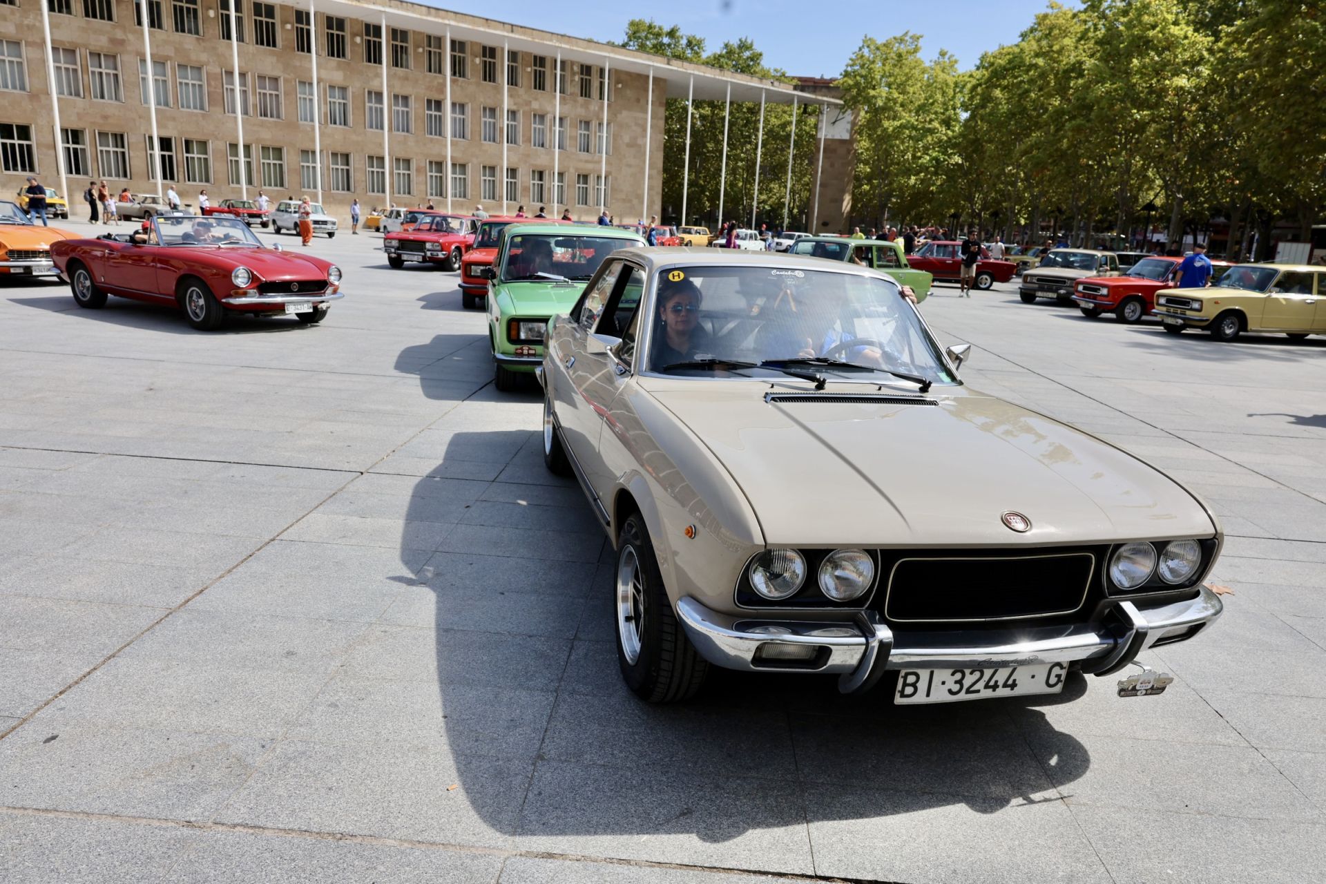 Las imágenes de la concentración de coches Seat de otra época en Logroño