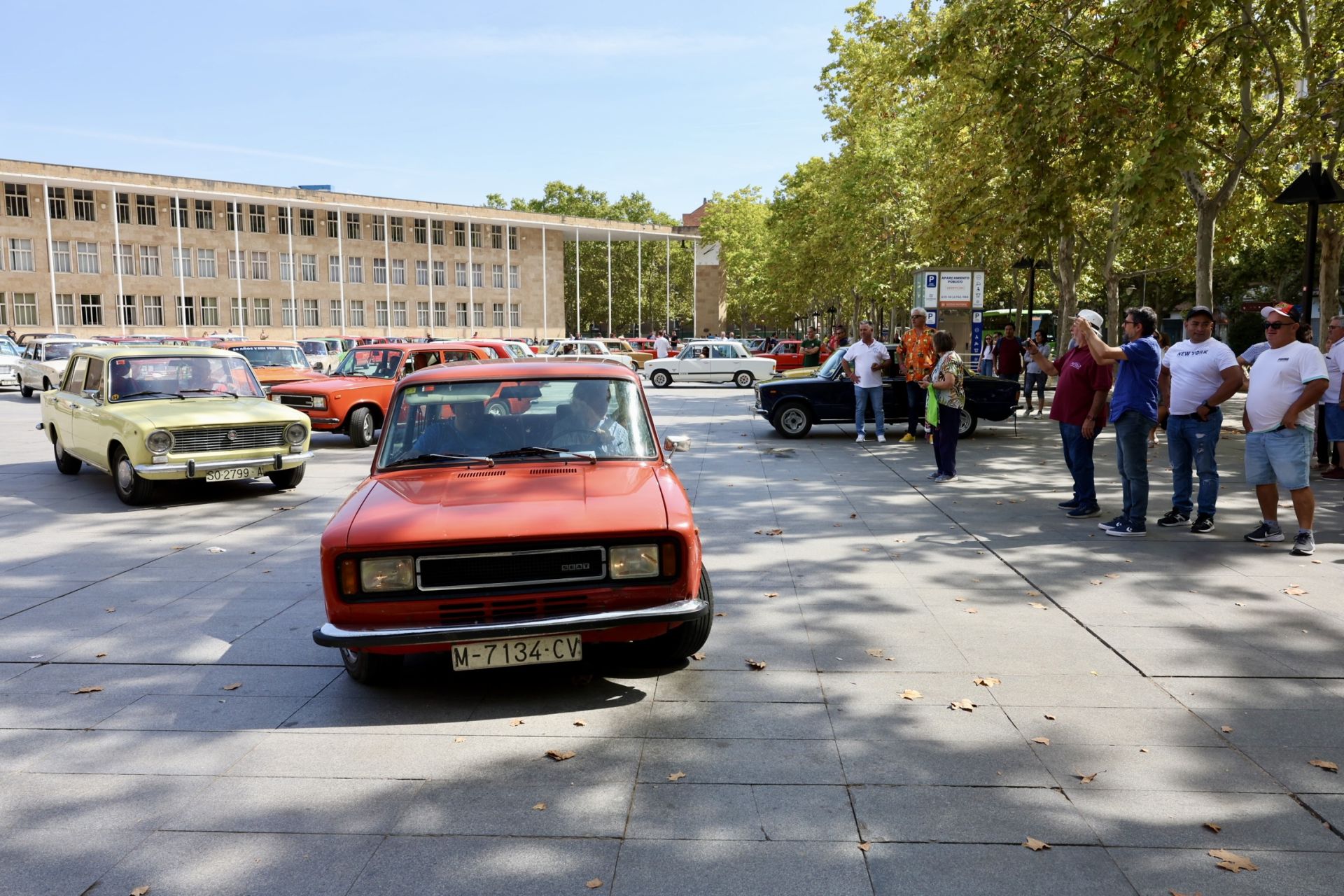 Las imágenes de la concentración de coches Seat de otra época en Logroño