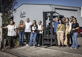 Una docena de trabajadores de CMP Automotive, en los exteriores de la empresa que ya cierra y deja a la plantilla en la calle