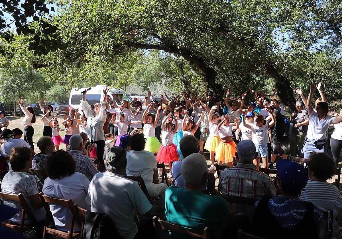 Los grupos de baile de la Academia Tacones y Puntas pusieron a todos a bailar.