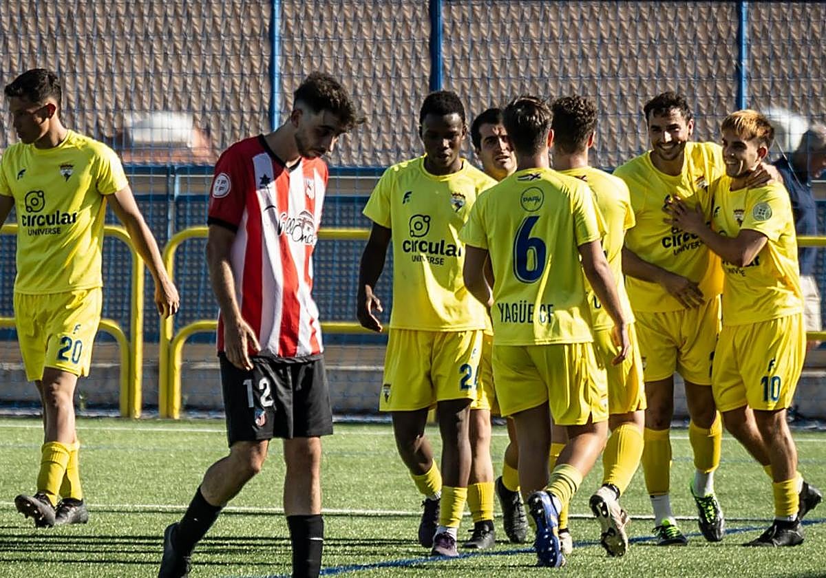Los jugadores del Yagüe celebran un gol.