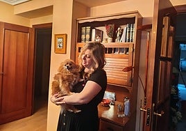 María Fernández Peciña posa con Cleo, su perra de 8 años adoptada en Animales Rioja.