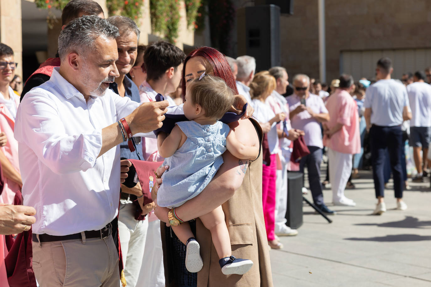 Las imágenes de la imposición de los pañuelos de San Mateo a los bebés
