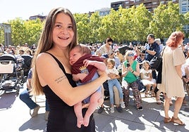 Las imágenes de la imposición de los pañuelos de San Mateo a los bebés