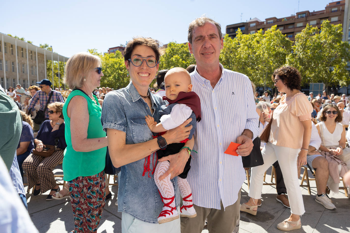 Las imágenes de la imposición de los pañuelos de San Mateo a los bebés