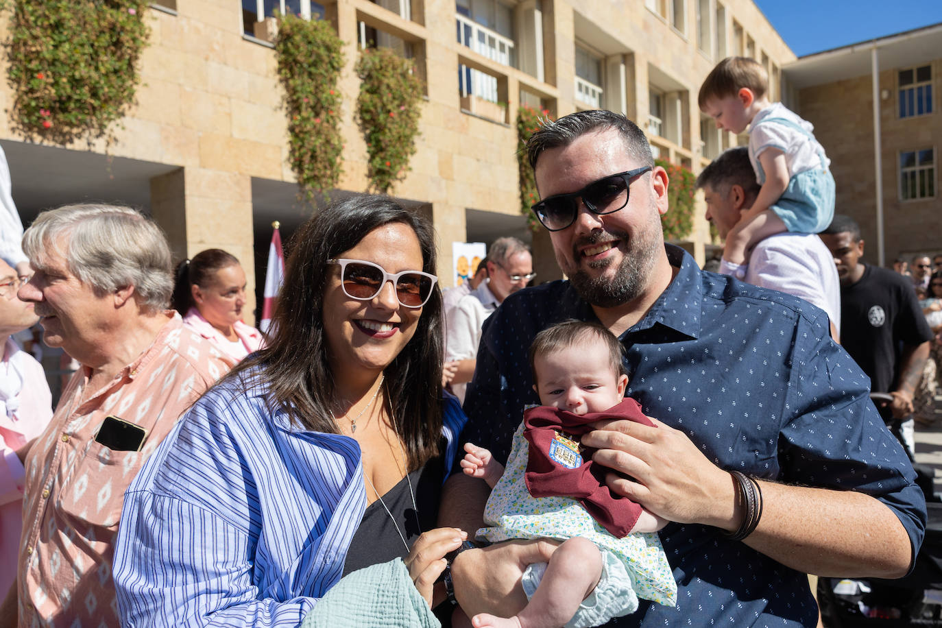 Las imágenes de la imposición de los pañuelos de San Mateo a los bebés