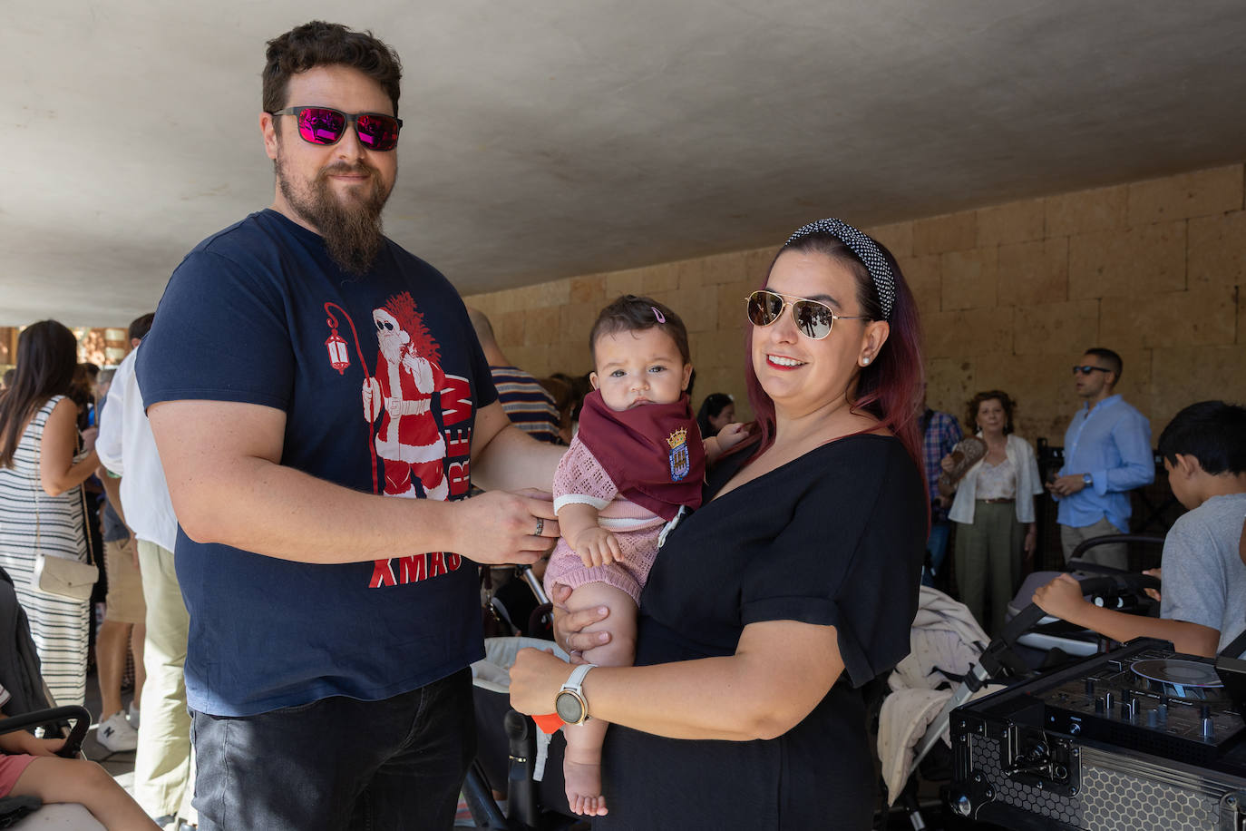 Las imágenes de la imposición de los pañuelos de San Mateo a los bebés