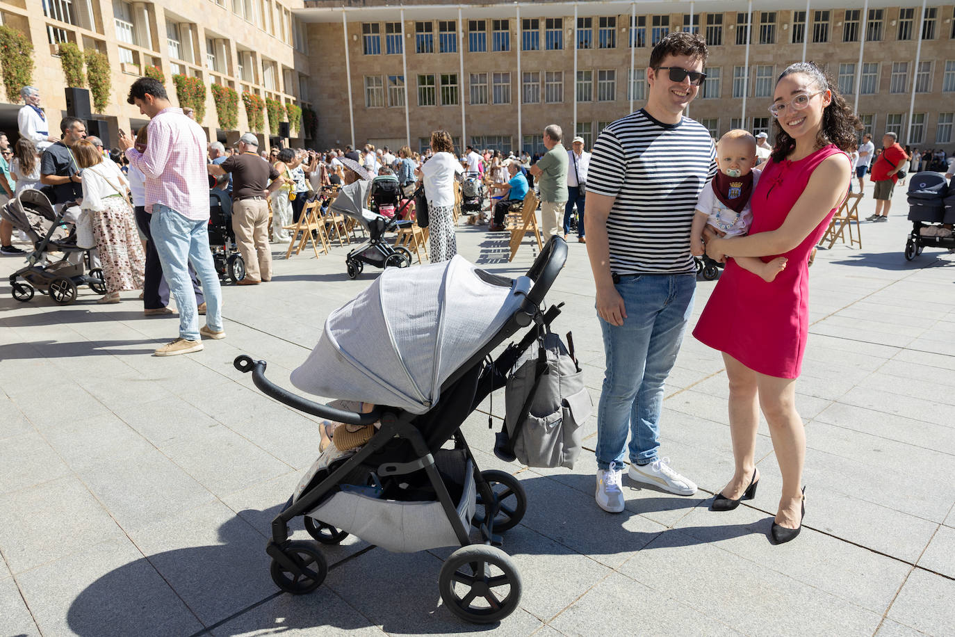 Las imágenes de la imposición de los pañuelos de San Mateo a los bebés
