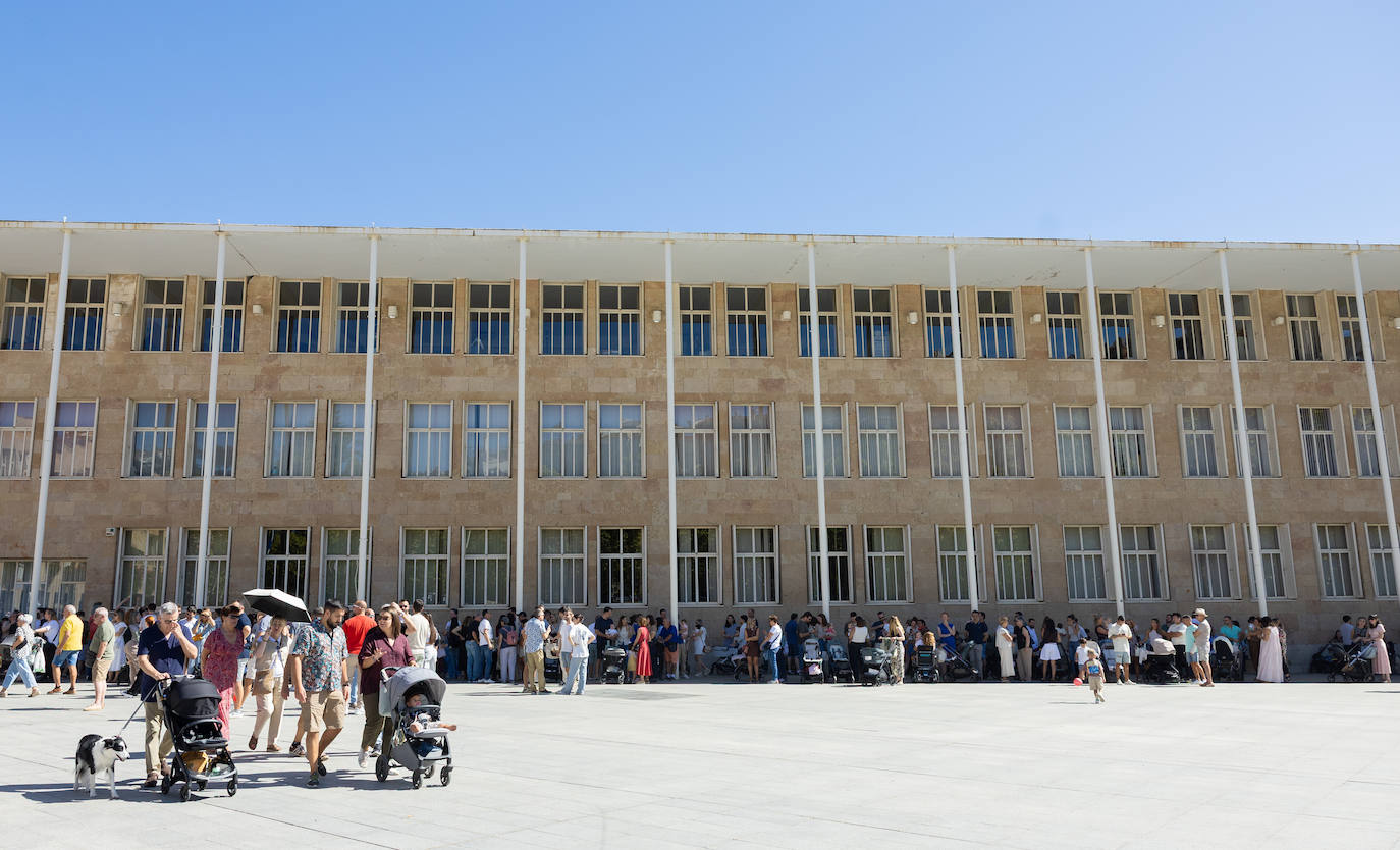 Las imágenes de la imposición de los pañuelos de San Mateo a los bebés