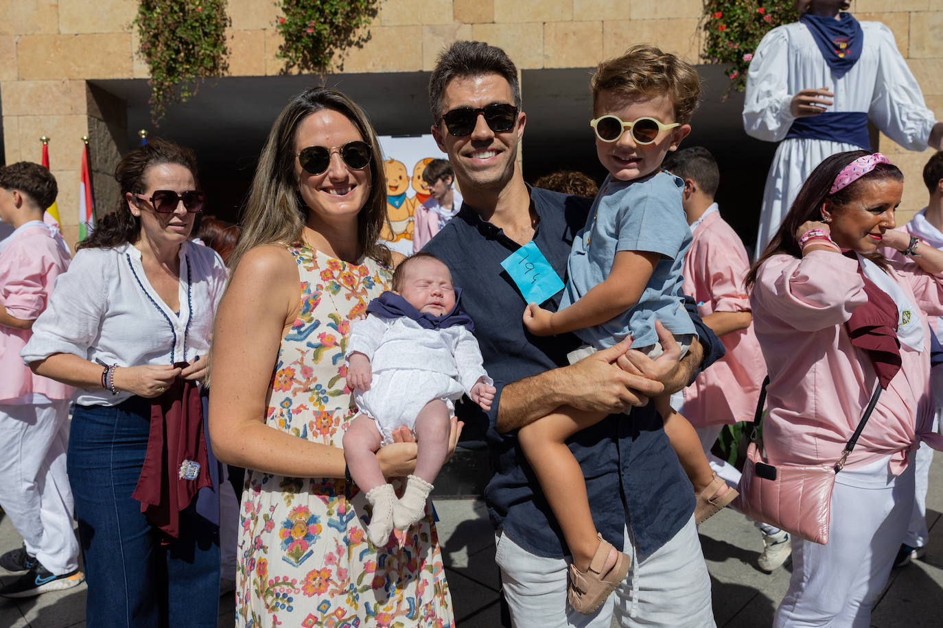 Las imágenes de la imposición de los pañuelos de San Mateo a los bebés