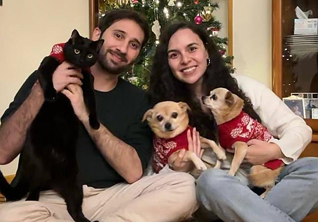 Gabriel y Cecilia posan con Bonnie And Clyde, dos perros de 15 años adoptados en Animales Rioja.