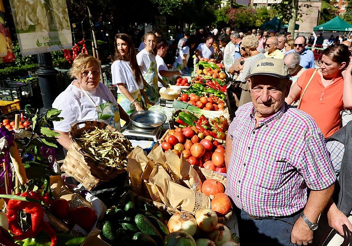 Desfile de curiosos y compradores ante uno de los puestos agrícolas desplegados este domingo en El Espolón logroñés.