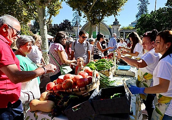 Varias personas aprovechan a comprar hortalizas en el Concurso Agrícola de La Rioja.