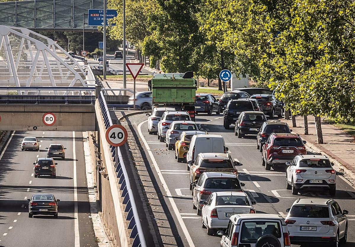 Turismos, furgonetas y un camión a la altura de la rotonda de Chile con la circunvalación logroñesa.