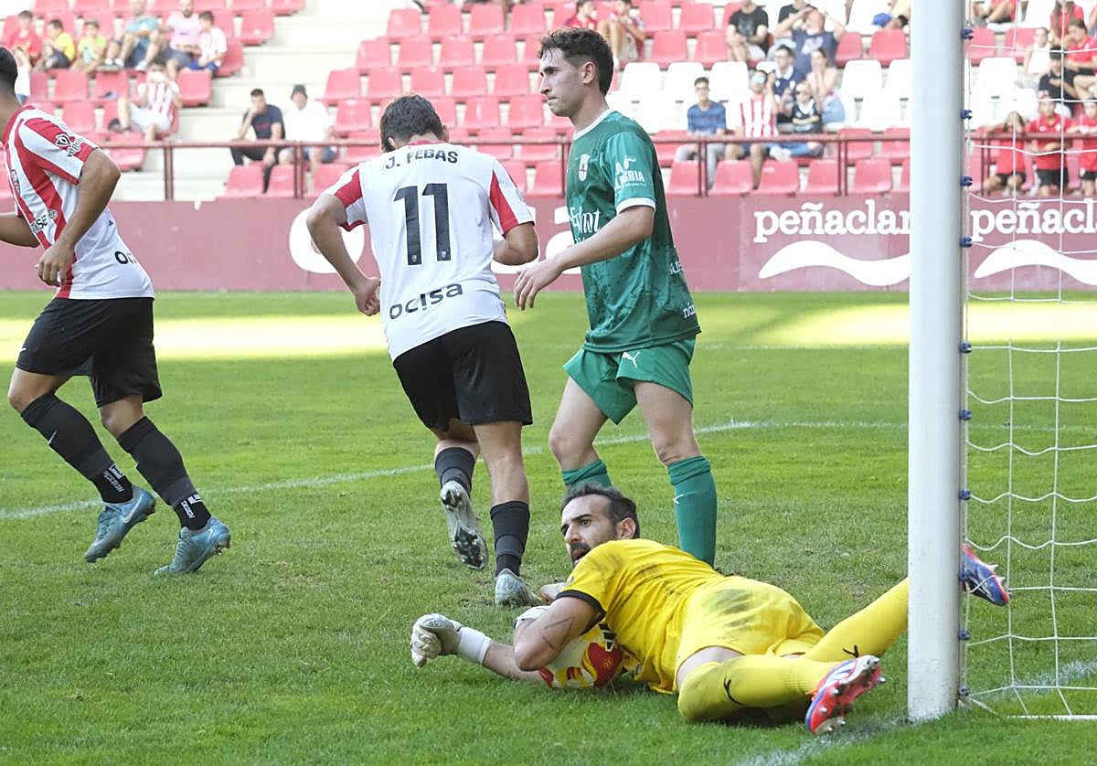 Toño Ramírez atrapa el balón junto al poste izquierdo.