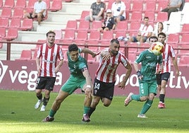 Andrei Lupu intenta hacerse con el balón en pugna con Ochoa.
