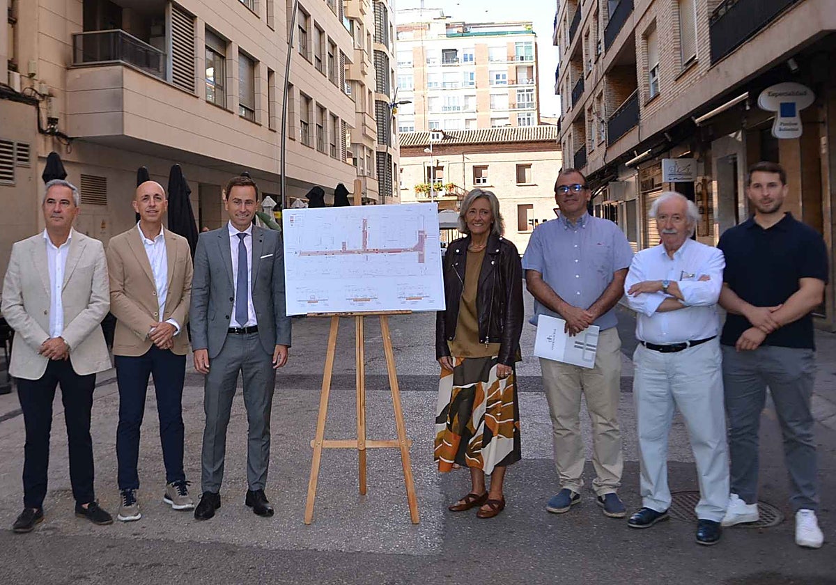 Antonio Mazo, Óscar León, Daniel Osés, Mónica Arceiz, Óscar Callejo, Juan Esteban Ameyugo y David Navarro, con el anteproyecto de la obra, en la calle Paletillas.