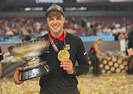 El riojano Roberto Molina, con el trofeo de campeón del Eurobasket y la medalla de oro.