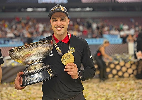 El riojano Roberto Molina, con el trofeo de campeón del Eurobasket y la medalla de oro.