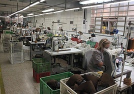 Trabajadoras del sector del calzado arnedano, en una imagen de archivo.