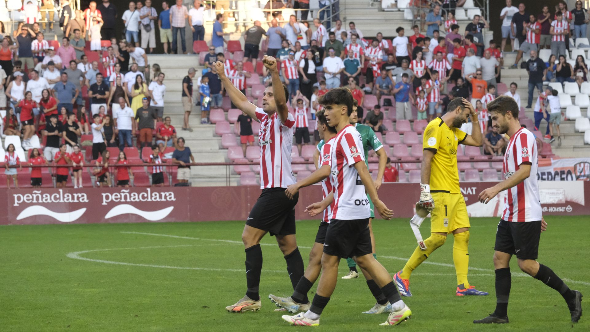 Cabetas celebra su gol, al igual que aficionados de General.