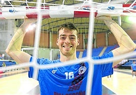 Marcos Cancio sonríe detrás de la portería del Ciudad de Logroño.