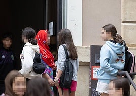 FAPA pide levantar la prohibición del hiyab tras «haber creado un problema donde no lo había»