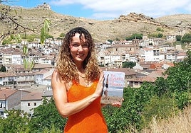 Clara Martínez-Polo Diana con su libro 'Tu cuerpo, tu fuerza. Calistenia y hábitos para una vida saludable' y al fondo Cervera.