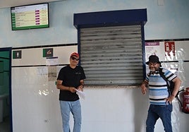 Juan Carlos Mejía y Carlos Ardenales, ante la taquilla cerrada,