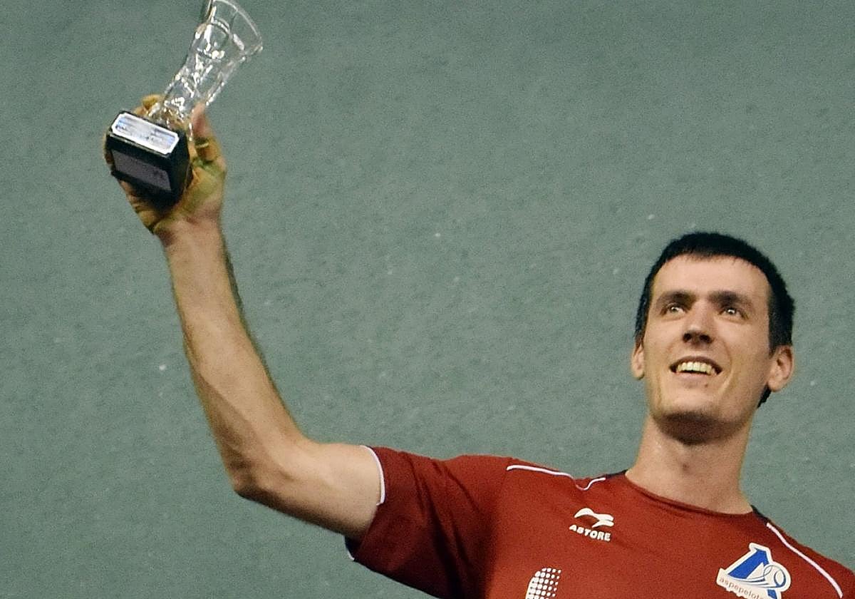 Beñat Rezusta levanta el trofeo de ganador en San Mateo del año 2019.