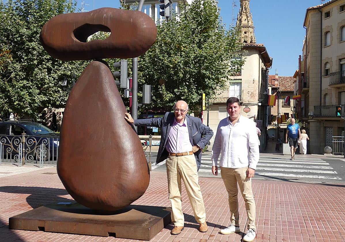 Juan Méjica junto a Raúl Riaño en una de las esculturas.