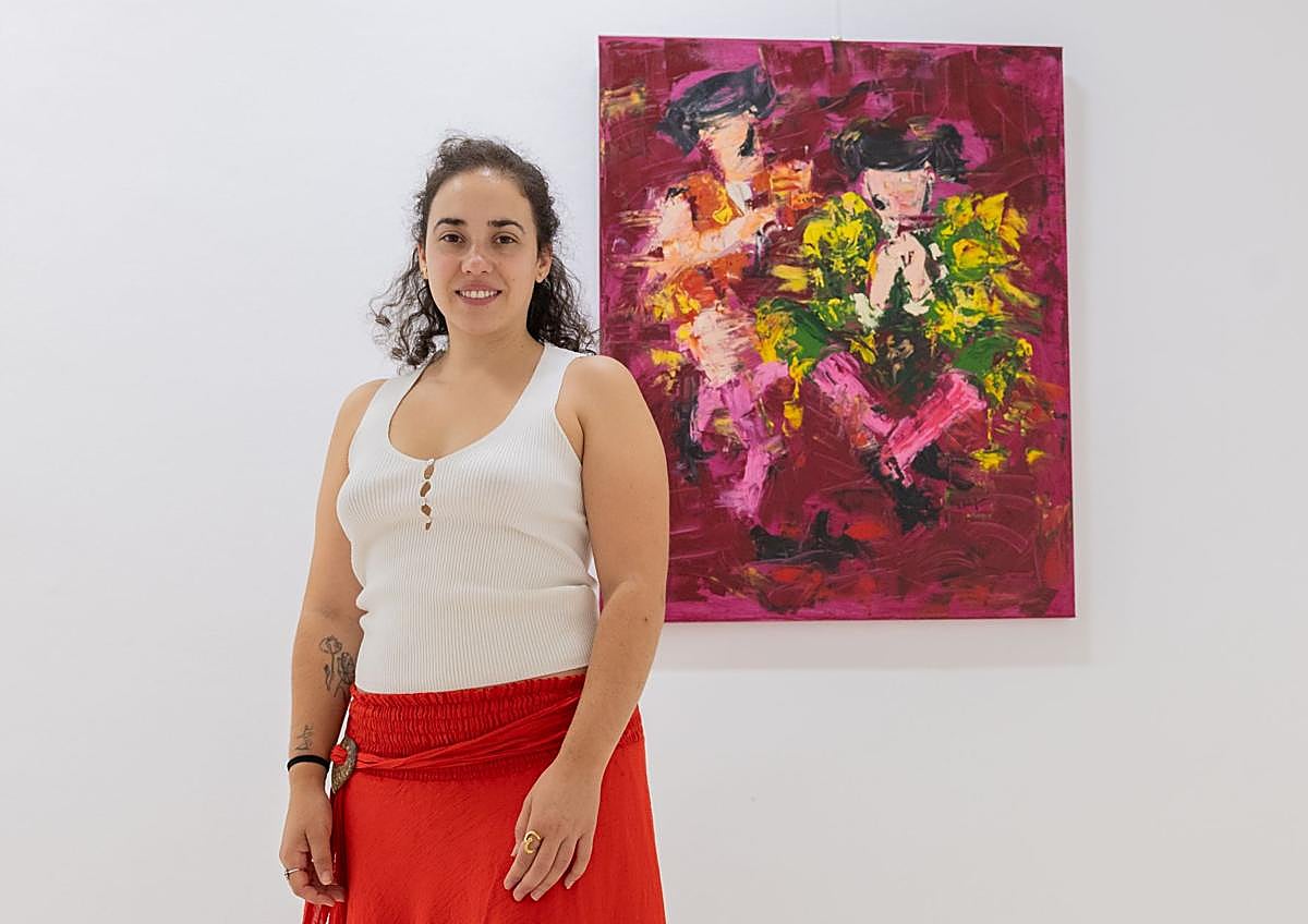 Imagen secundaria 1 - 'Soy leyenda' de Miguel Soro, premiada en el XXIII Certamen de la peña 'El Quite' (arriba), De la Iglesia junto a su lienzo de los toreros borrachos y obra con banderillas taurinas.