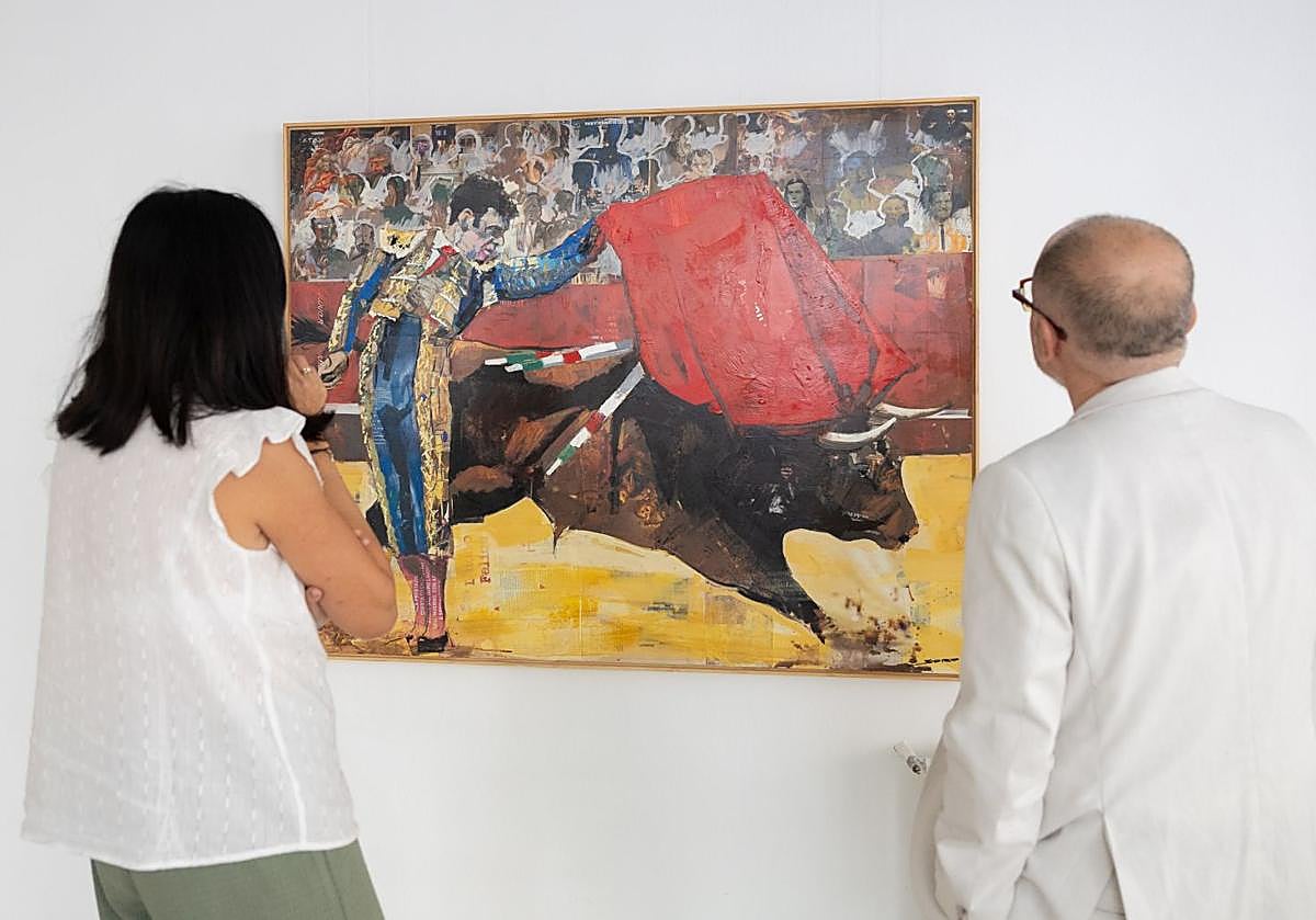 Imagen principal - 'Soy leyenda' de Miguel Soro, premiada en el XXIII Certamen de la peña 'El Quite' (arriba), De la Iglesia junto a su lienzo de los toreros borrachos y obra con banderillas taurinas.