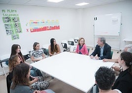 La consejera de Salud y Políticas Sociales, María Martín, junto con el subdirector general de Estrategia de Salud Mental y Emocional, Carlos Piserra, y varias profesionales de la unidad.