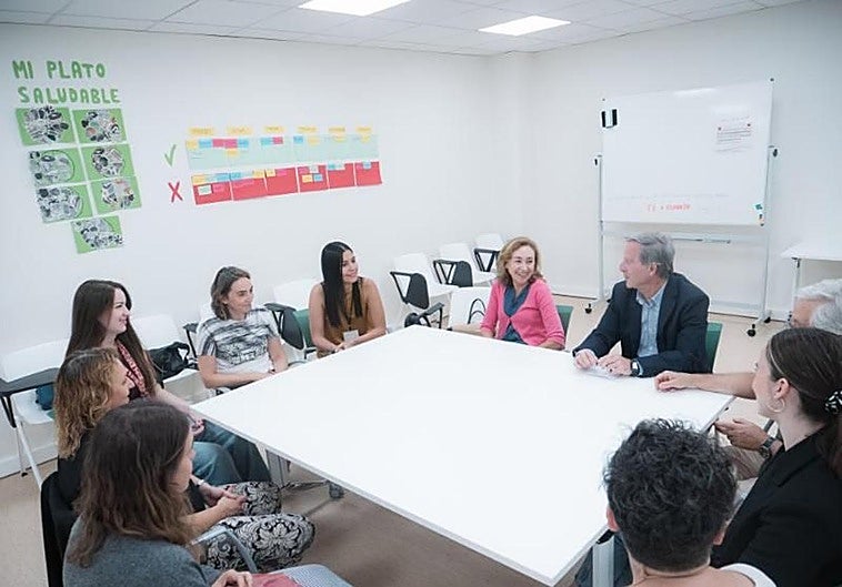 La consejera de Salud y Políticas Sociales, María Martín, junto con el subdirector general de Estrategia de Salud Mental y Emocional, Carlos Piserra, y varias profesionales de la unidad.
