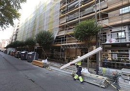 La fachada del edificio de Belchite 10-12, en obras, en cuyos bajos abrirán los cines Embajadores.