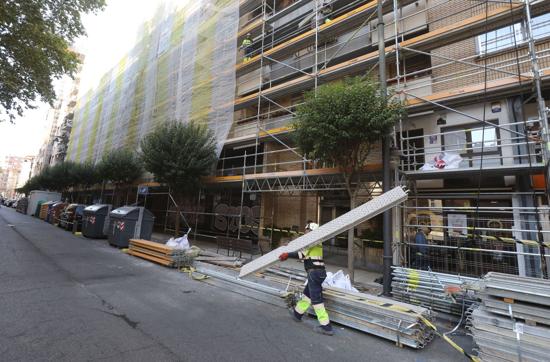 La fachada del edificio de Belchite 10-12, en obras, en cuyos bajos abrirán los cines Embajadores.