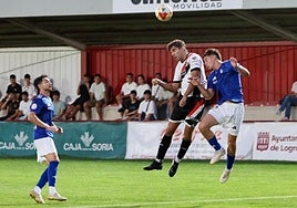 Dani pougna por un balón aéreo con un jugador del Sanse.