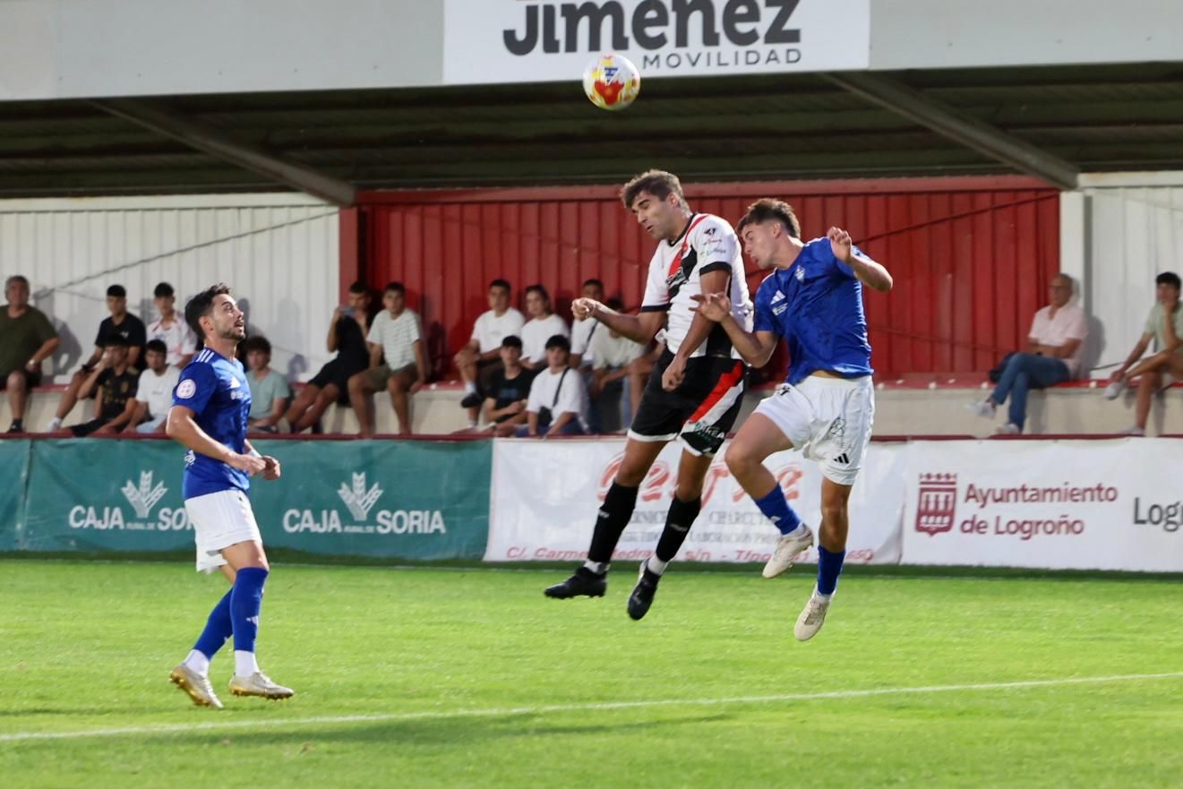 Dani pougna por un balón aéreo con un jugador del Sanse.