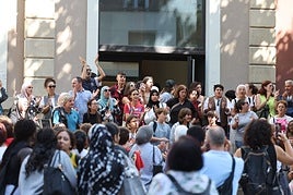 Concentración en apoyo de la alumna a las puertas del Sagasta