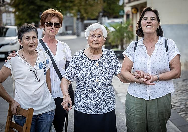 Francisca posa con María Jesús, una amiga y Beatriz, en Torrecilla en Cameros.