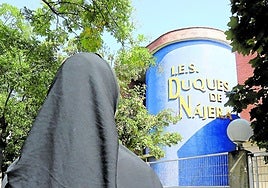 La alumna calagurritana posa con el velo puesto delante del IES Duques de Nájera.