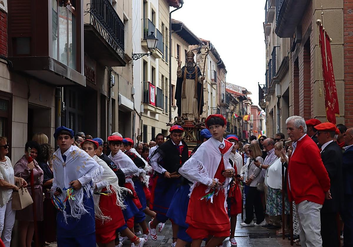 Los danzadores también protagonizaron la procesión de San Jerónimo Hermosilla.