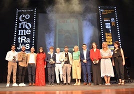 Premiados, autoridades y organizadores, al final de la gala, en el escenario del teatro Ideal.